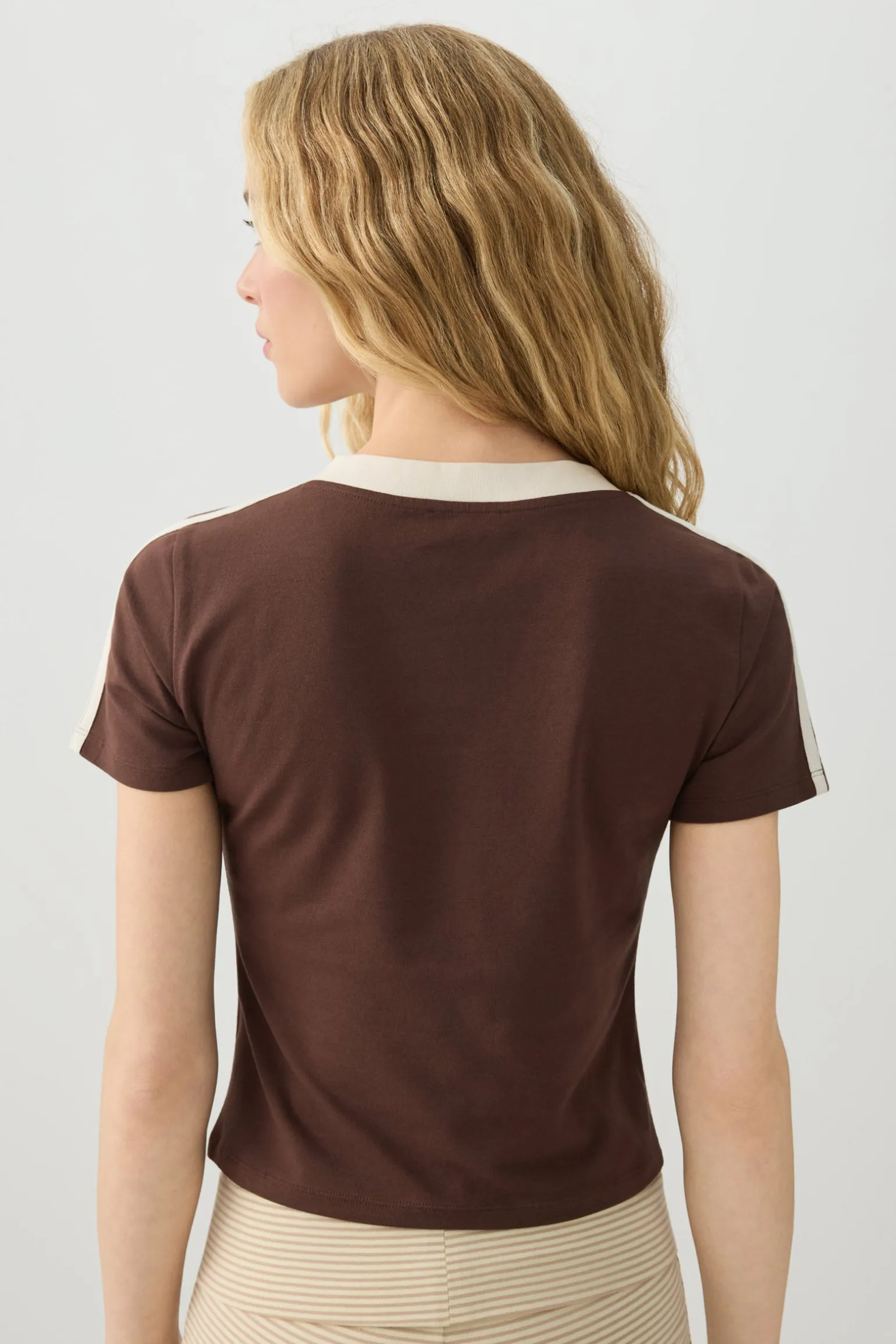 Crop Graphic Contrast V Neck T-Shirt