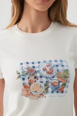Fitted Graphic T-Shirt